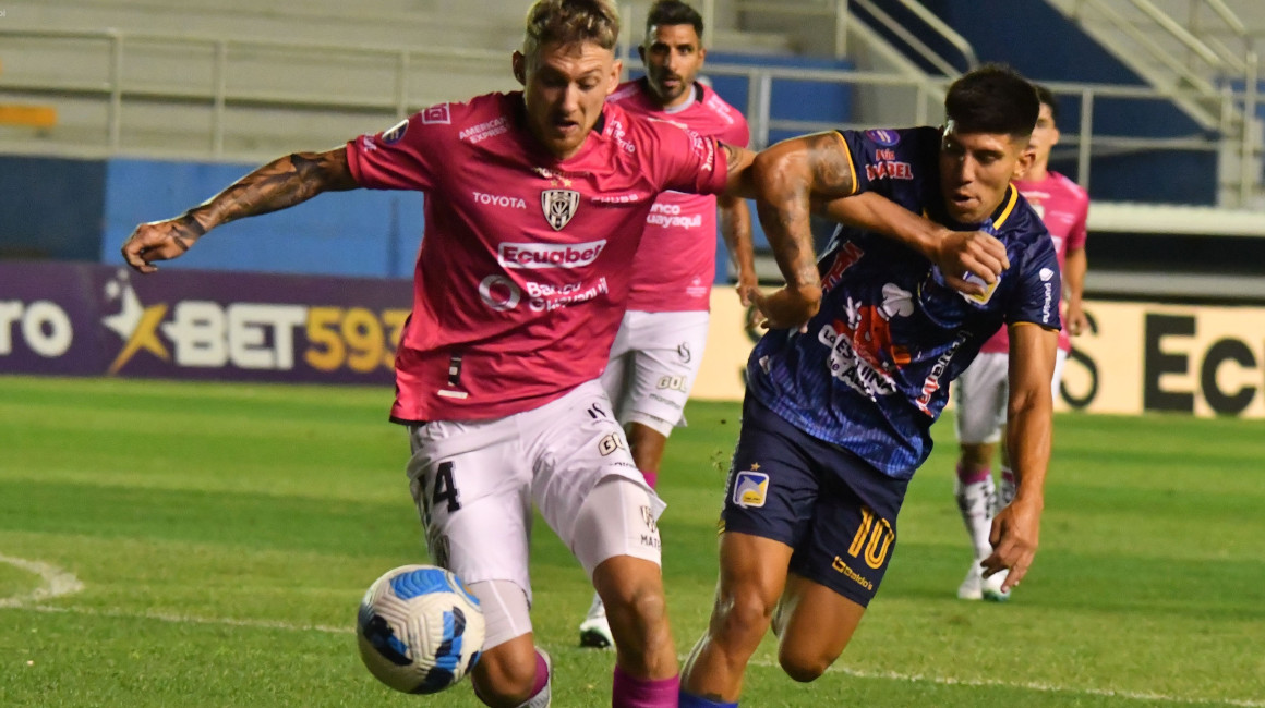 Mateo Carabajal, de IDV, cubre una pelota en un partido ante Delfín, en Manta, el 1 de septiembre de 2023.