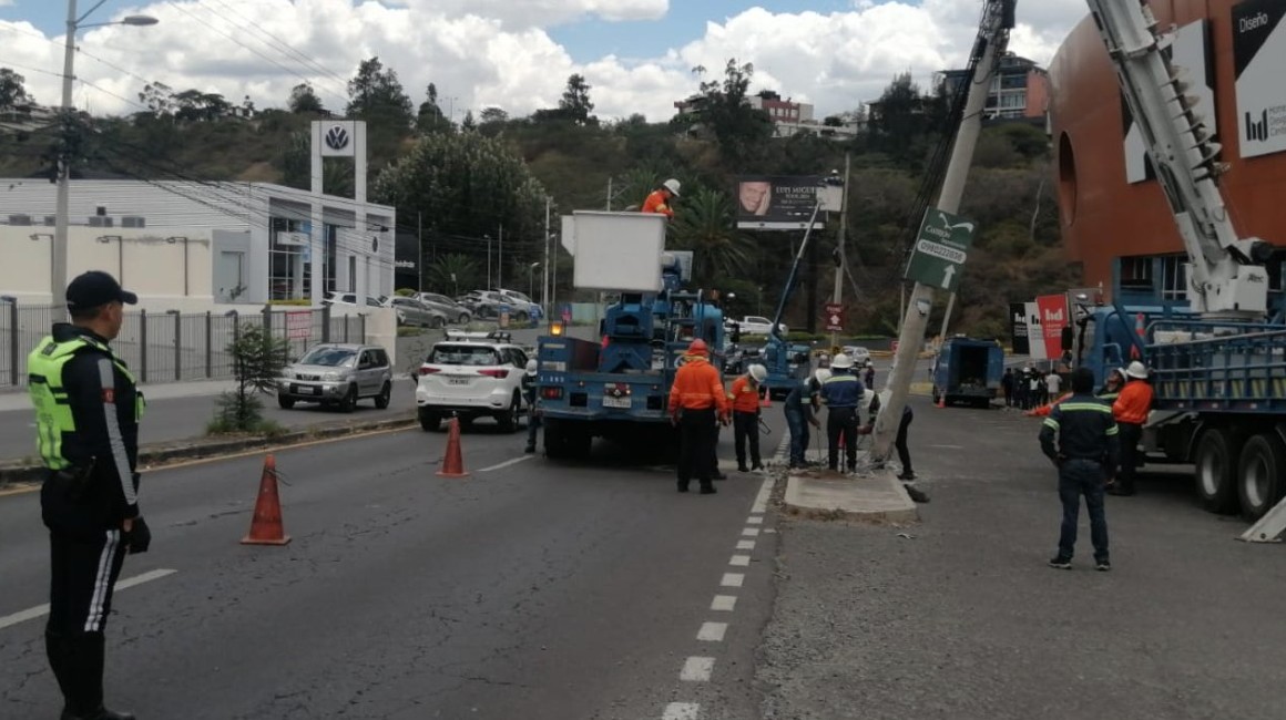 Obreros de la Empresa Eléctrica Quito trabajan en reponer los cables, luego del accidente en Tumbaco.