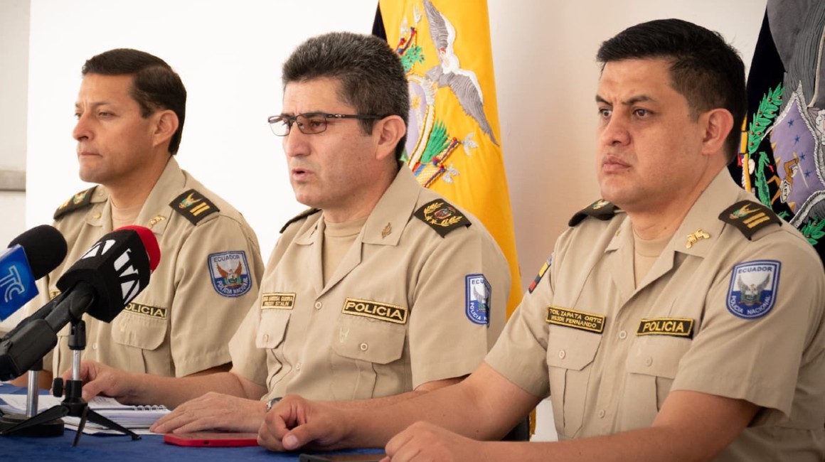 El general Freddy Sarzosa, jefe de la Dinased (centro), explica los detalles del operativo antisecuestro.