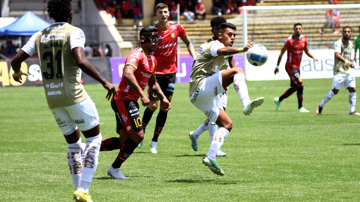 Jugadores de Deportivo Cuenca y Orense disputan una pelota, en un partido de LigPro, el 3 de septiembre de 2023.