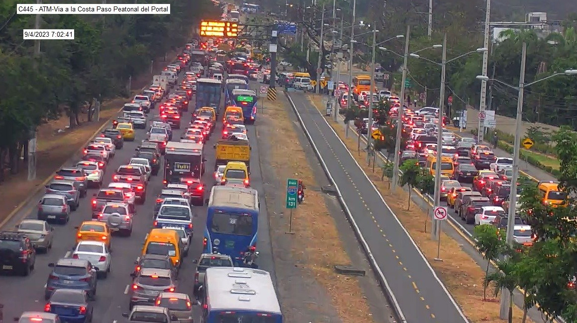 Caos vehicular en la vía a la Costa y el norte de Guayaquil por cierre de avenida