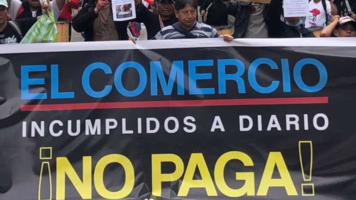Excolaboradores de Grupo El Comercio marcharon para exigir sus pagos, en abril de 2023.