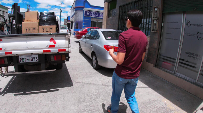Vehículos estacionados sobre una vereda en Quito, el 29 de agosto de 2023.