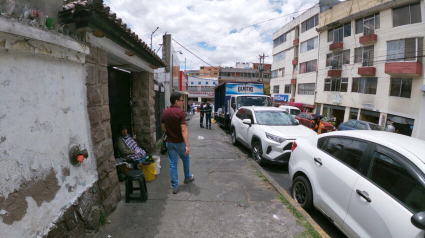 Autos parqueados delante de una rampa, el 29 de agosto de 2023 en Quito.