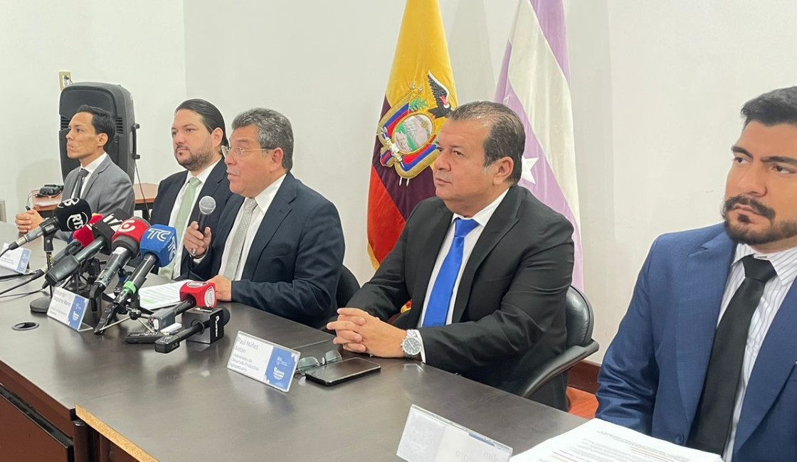 El ministro de Agricultura, Eduardo Izaguirre (frente a los micrófonos) en una rueda de prensa en Guayaquil este lunes 4 de septiembre del 2023.