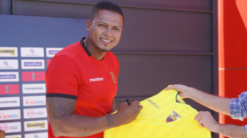 Antonio Valencia firma una camiseta de la selección de Ecuador, en una entrevista con PRIMICIAS, el 31 de agosto de 2023.