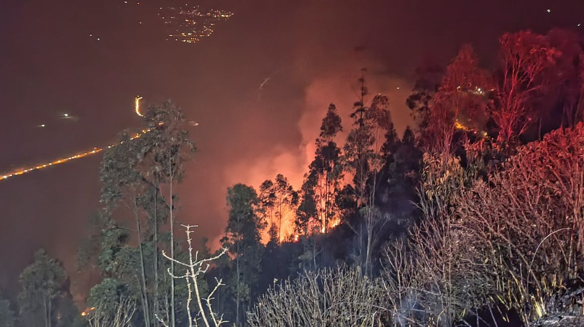 Un incendio forestal en una parroquia rural de Cuenca el 3 de septiembre de 2023.