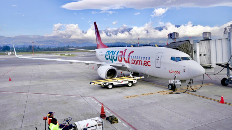 Un avión de la aerolínea Equair en Quito.