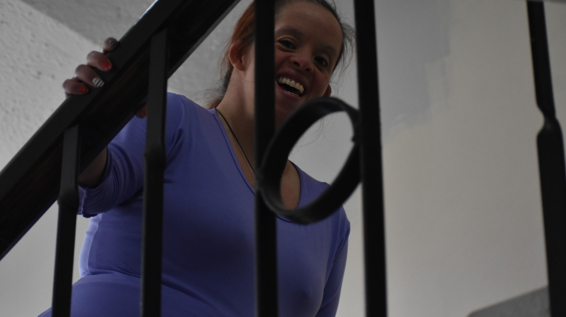 Johanna Hidalgo sonríe mientras sube unas escaleras. 