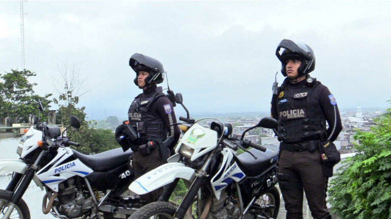 Policía verifica existencia de artefacto explosivo en la Unidad Educativa Sucre de Quito