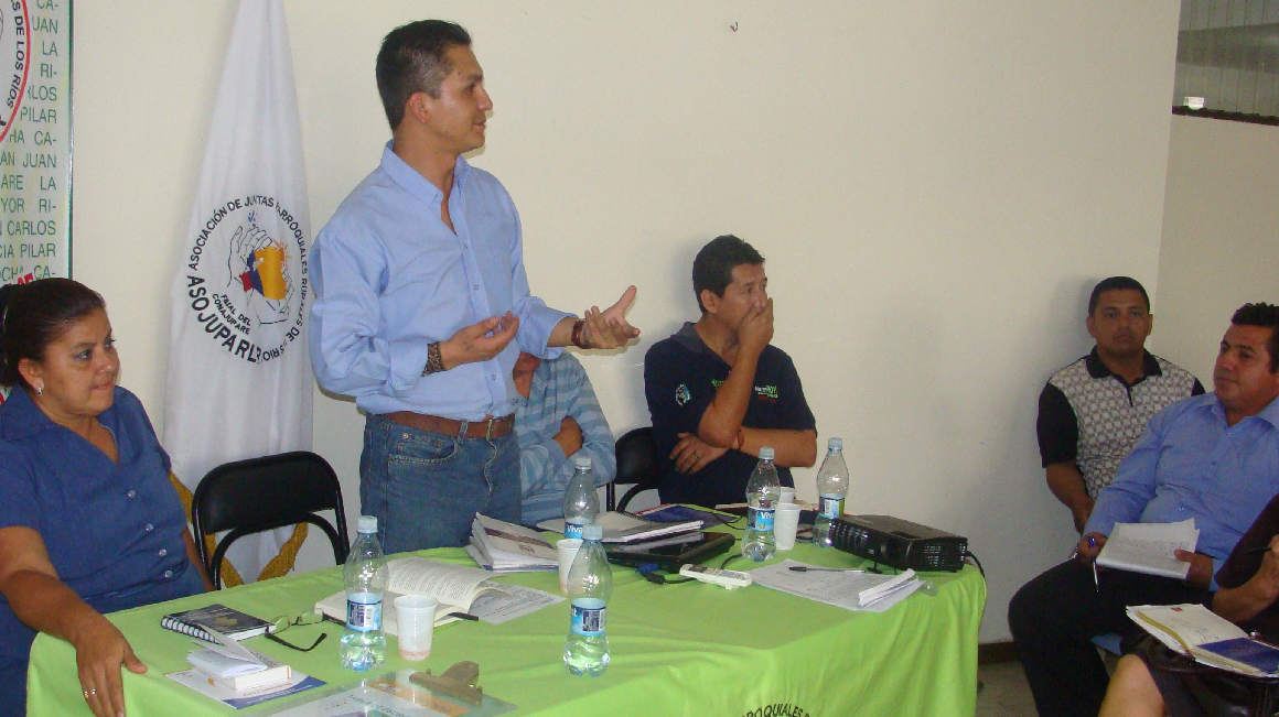 Wilman Terán hace una exposición durante una reunión con los miembros de las juntas parroquiales de Los Ríos, en julio de 2011.