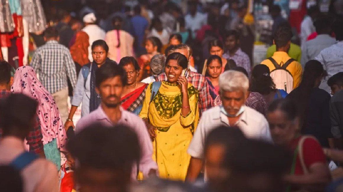 Transeuntes en la concurrida calle Ranganathan, en Chennai, India.