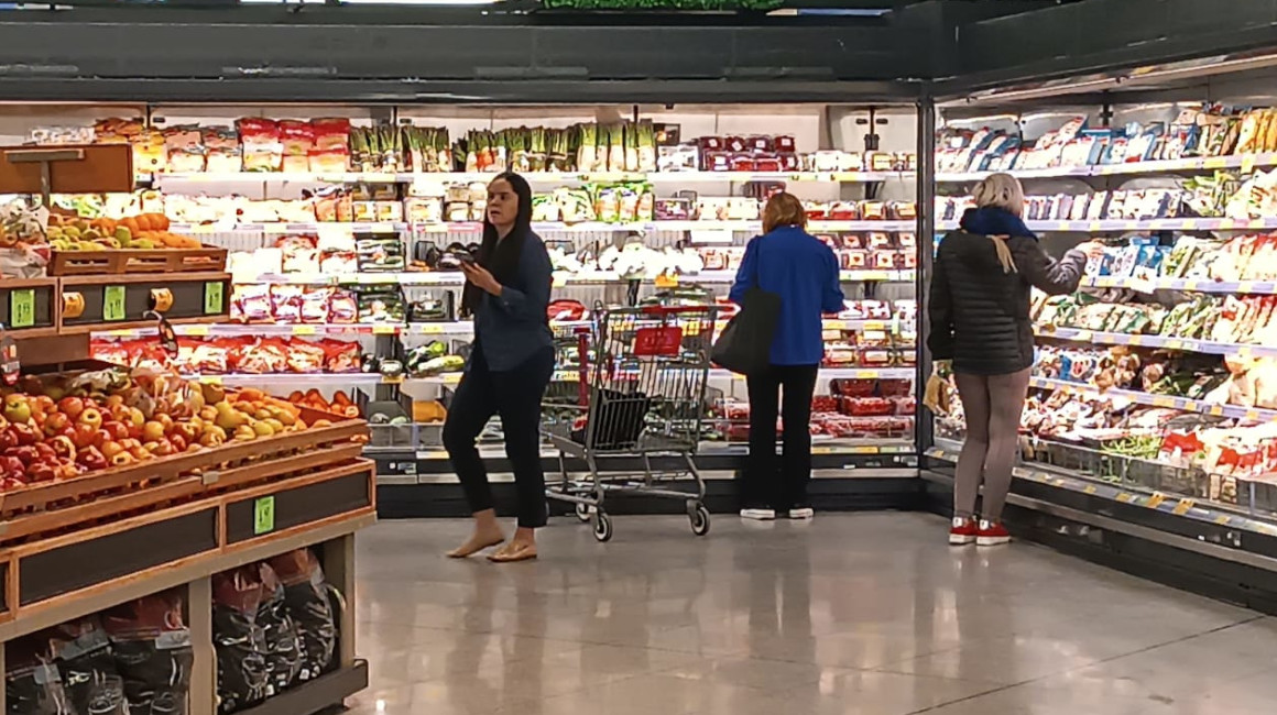 Clientes eligen productos en un supermercado en Quito, 14 de agosto de 2023.