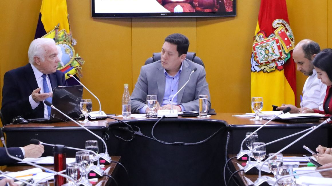 El ministro de Energía, Fernando Santos, en el Concejo Cantonal de Cuenca el 5 de septiembre de 2023.