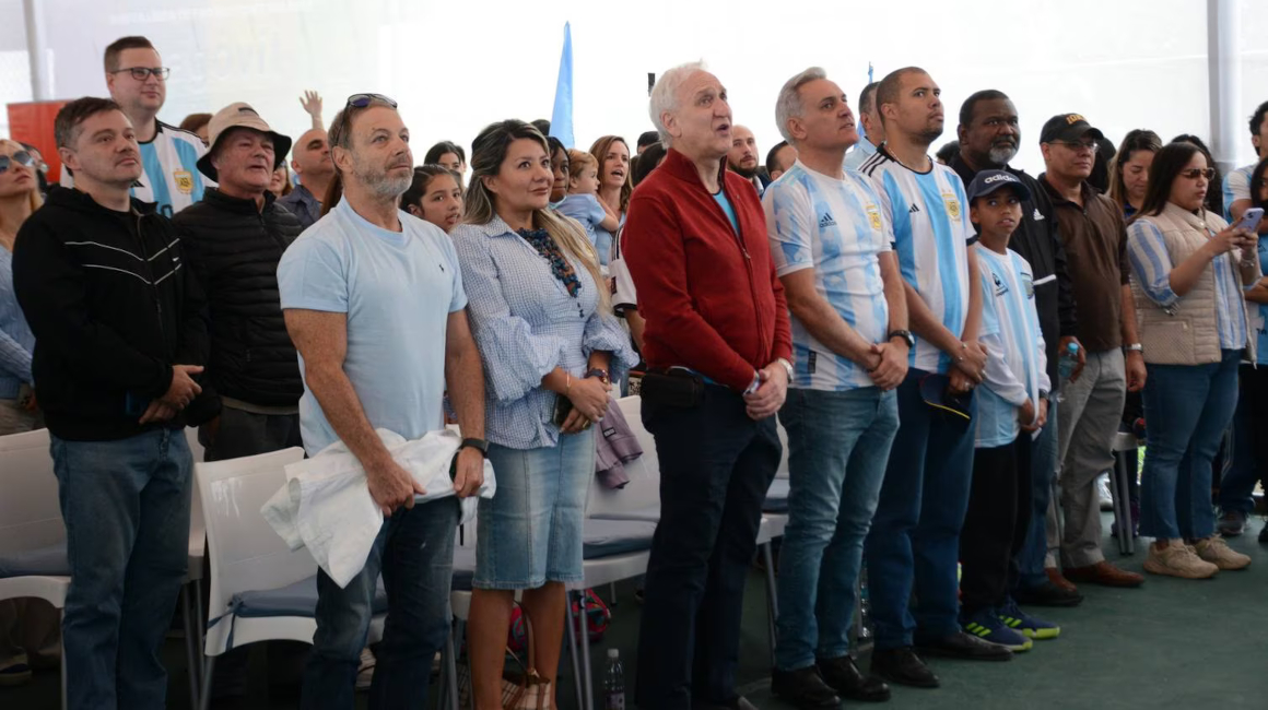 Hinchas argentinos se reunieron en la Embajada para ver el Mundial.