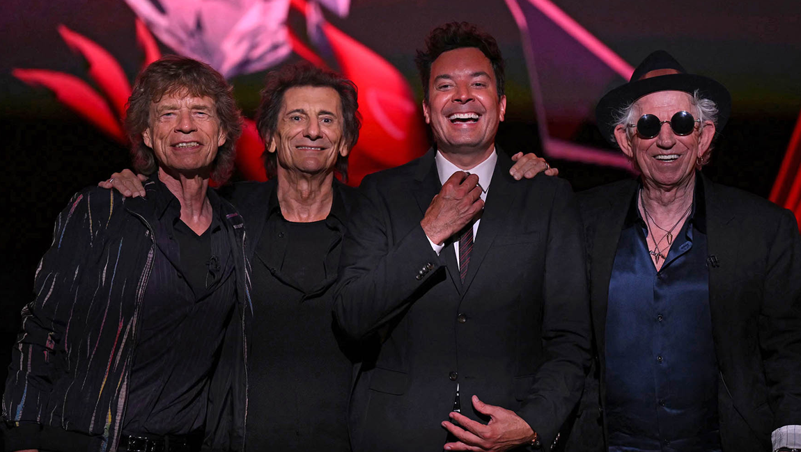 La banda The Rolling Stones junto con el presentador Jimmy Fallon.