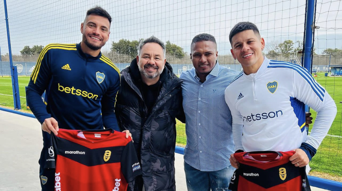 Antonio Valencia junto a Marcos Rojo, Sergio Romero y Carlos Mendoza en el predio de Boca.