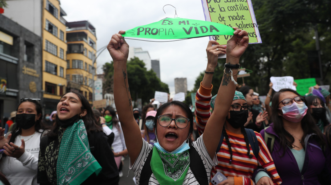 Varias mujeres de colectivos feministas participan de unas manifestaciones por el Día de Acción Global por un aborto legal y seguro, en Ciudad de México, el 28 de septiembre de 2022.