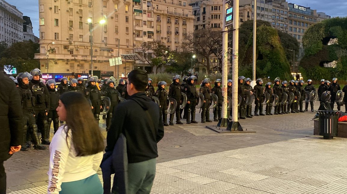 Miembros de la Policía tras desalojar a los hinchas ecuatorianos del Obelisco, en Buenos Aires, el 6 de septiembre de 2023.