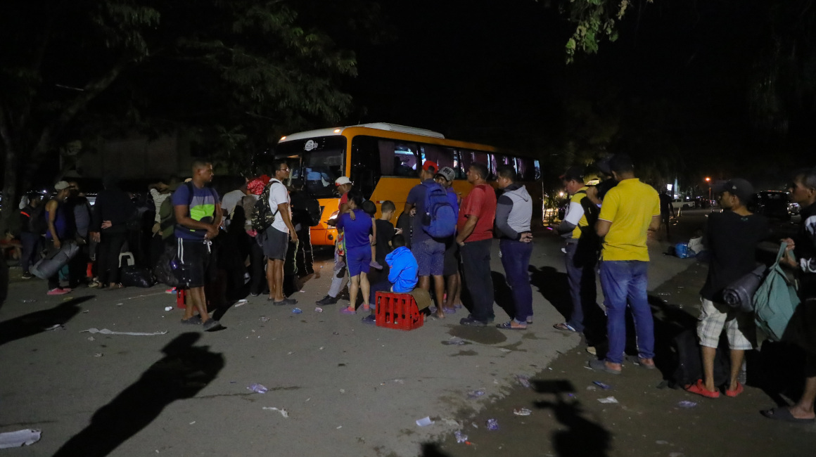 Migrantes venezolanos esperan transporte en la ciudad de Danlí (Honduras), para llegar a Estados Unidos, el 24 de agosto de 2023.
