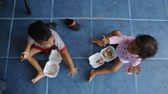Dos niños en un albergue de Esmeraldas, el 6 de junio de 2023.