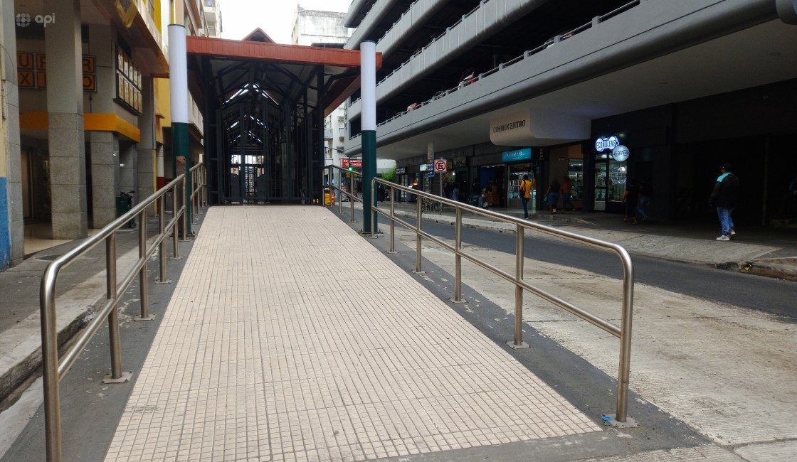 Una estación de la troncal 4 de la Metrovía en la calle García Avilés, en el centro de Guayaquil, sin uso a pesar de que está terminada desde 2021.