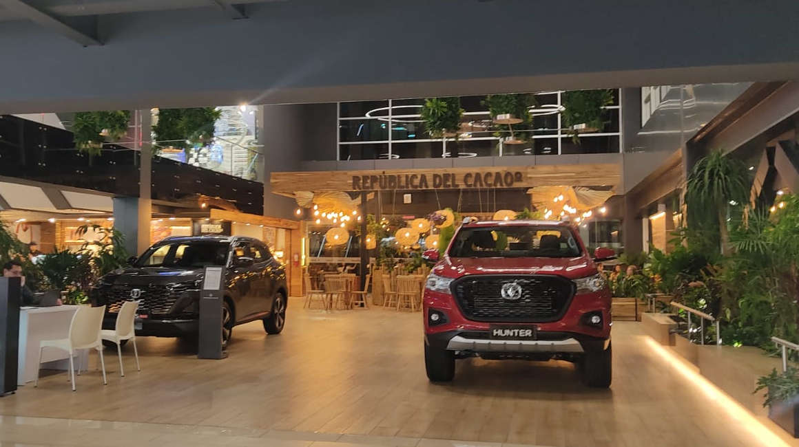 Imagen referencial de carros en venta en un centro comercial de Quito.