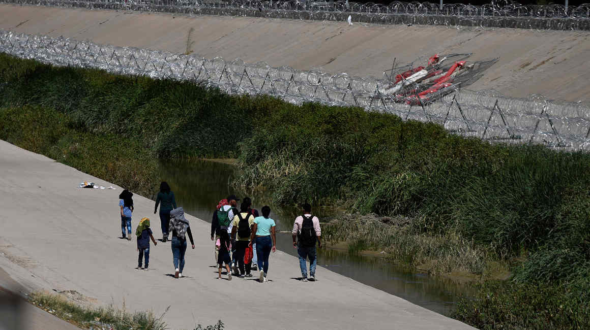 Migrantes caminan cerca del río Bravo en la frontera entre Estados Unidos y México.