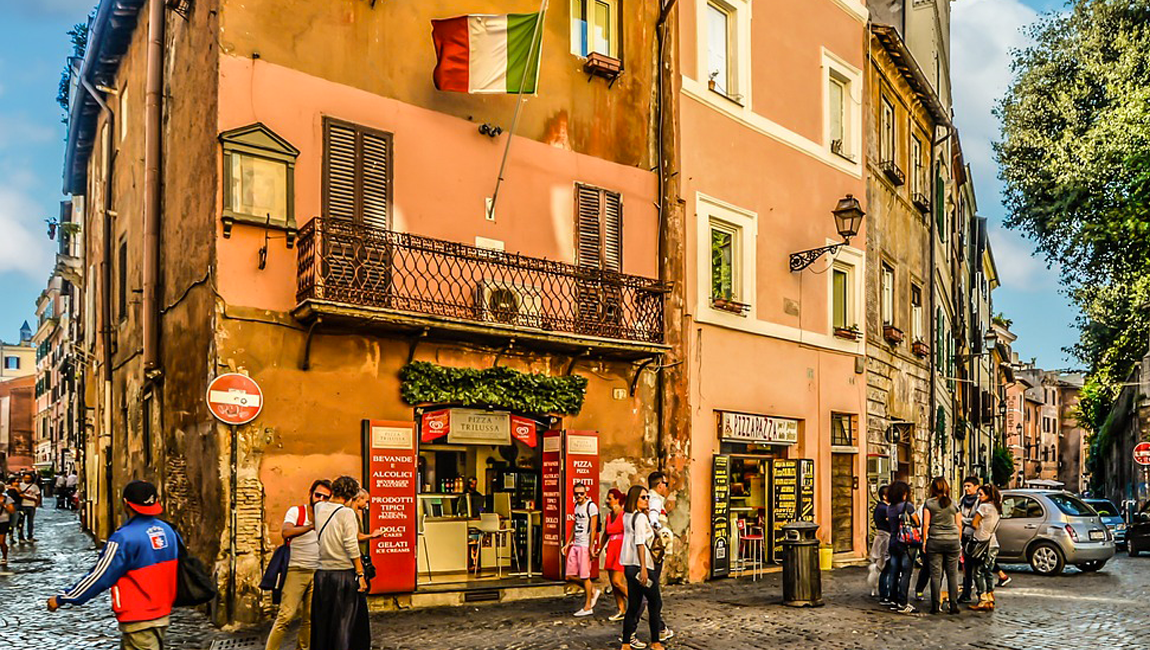 Pizzería en Italia. En la Edad Media, la pizza se convirtió en un plato popular en ese país, especialmente en Nápoles.
