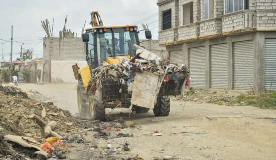 Maquinaria municipal  interviene en el ingreso de la Cooperativa El Ejército, al oeste de Durán, un sitio que se ha convertido en un depósito a gran escala de desechos comunes y materiales de construcción.