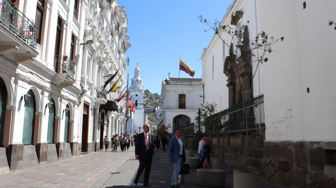 Personas caminan por las calles del Centro Histórico de Quito, el 6 de septiembre de 2023.