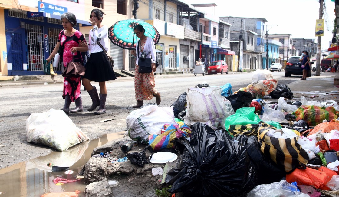 Mala disposición de basura en las calles de El Recreo, en el cantón Durán. 