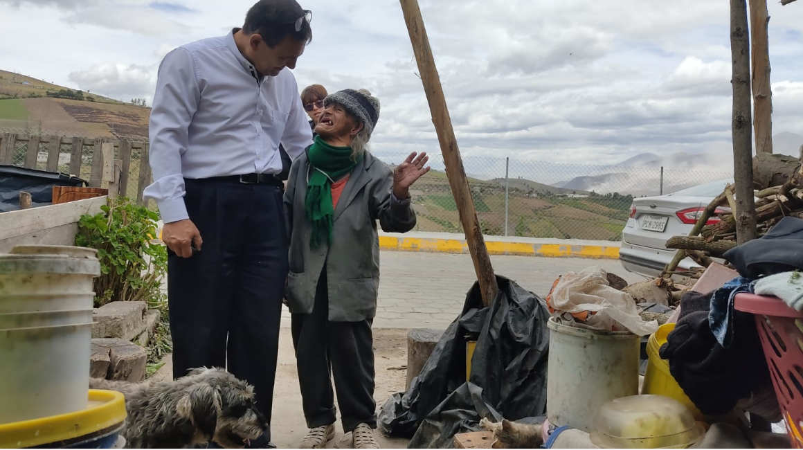 Honorio Jiménez, fundador de Corporación Familia, junto a María Albertina Nicolalde, una de las adultas mayores que viven en Atahualpa.