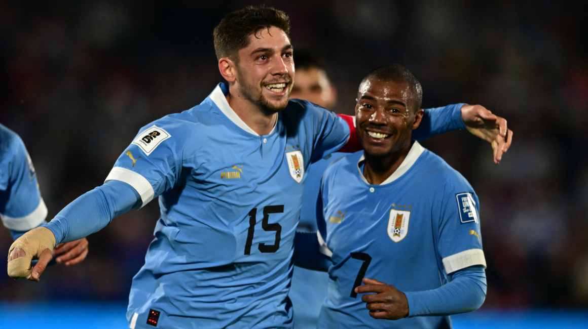 Los jugadores Federico Valverde y Nicolás de la Cruz festejan el 2-0 de Uruguay ante Chile, en la Fecha 1 de Eliminatorias.