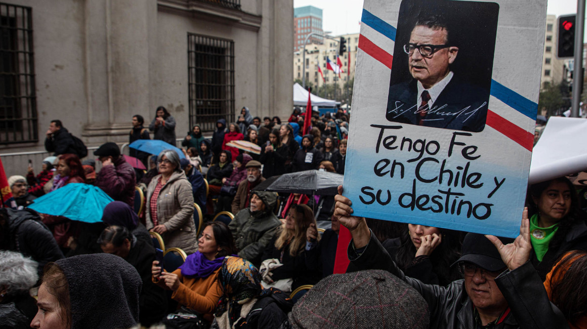 Ciudadanos portan pancartas con la imagen y palabras dichas por Salvador Allende, durante una manifestación en Santiago, el 4 de septiembre 2023. 