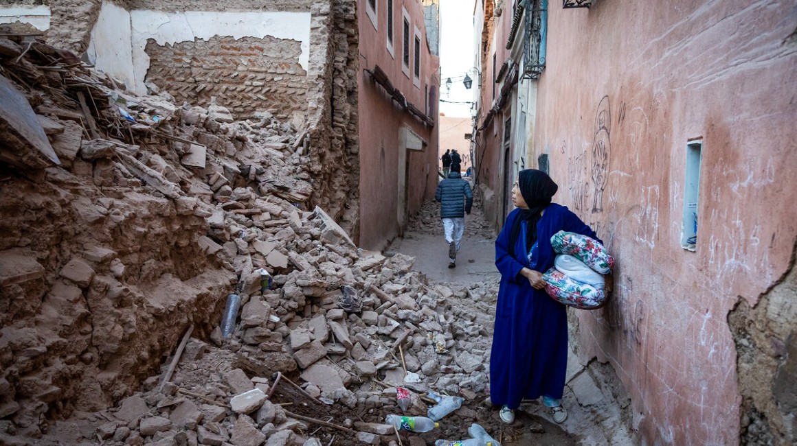 Una mujer camina entre los escombros causados por el terremoto en Marrakesh, Marruecos.