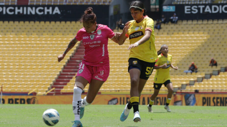 Karen Páez y Lía Rodríguez en el estadio Banco Pichincha.