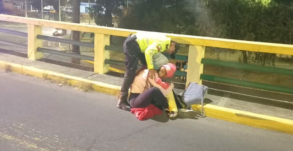 Un policía detiene el suicidio de una mujer, en Quito.