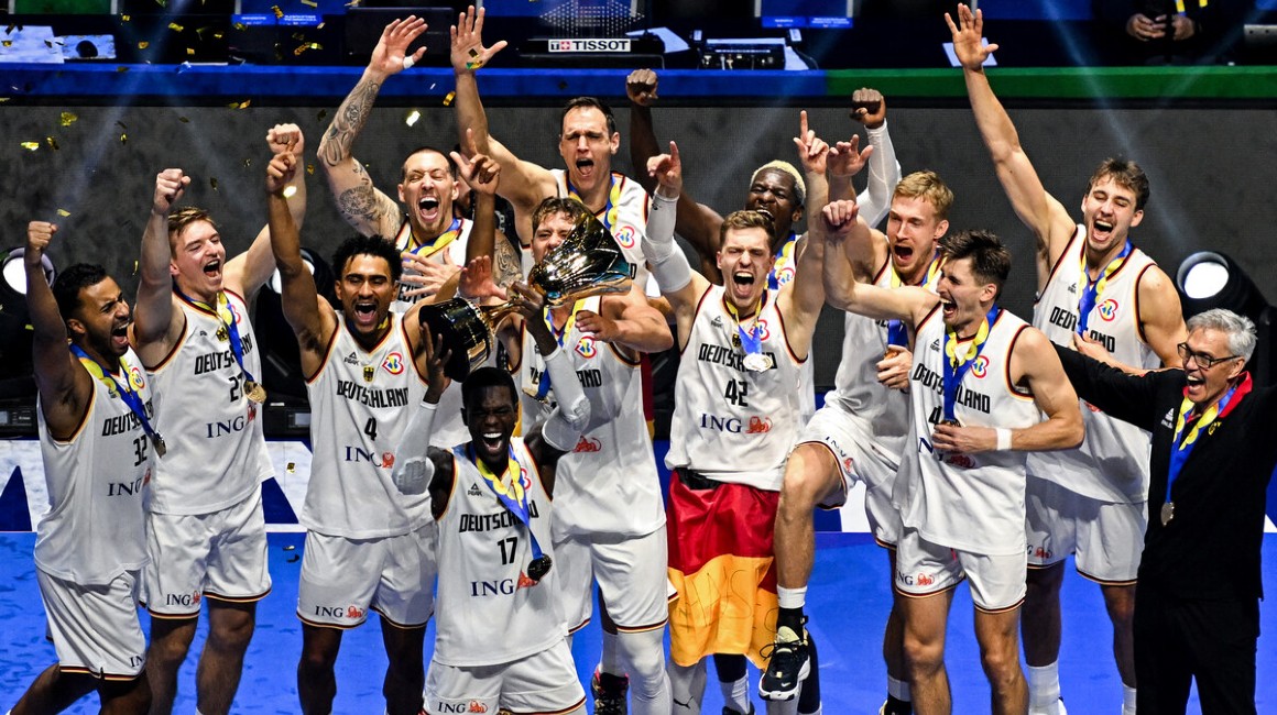 El equipo de Alemania celebra su título mundial de básquet.
