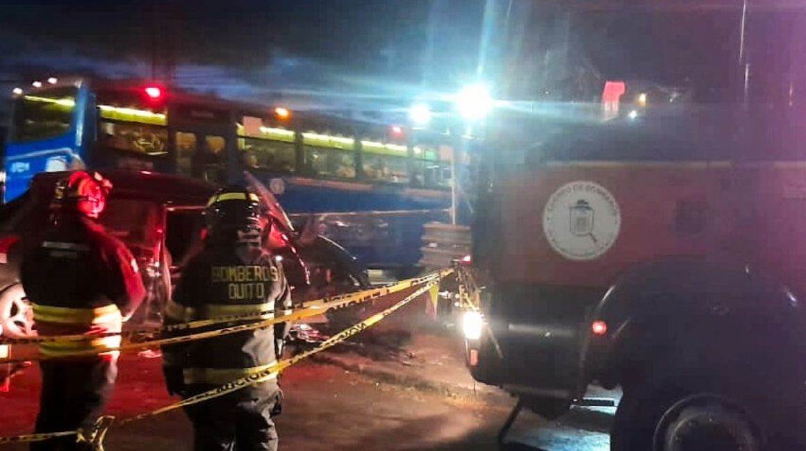 Personal de Bomberos en un accidente de tránsito en la avenida Simón Bolívar y Ricardo Izurieta, en Quito, el 11 de septiembre de 2023.