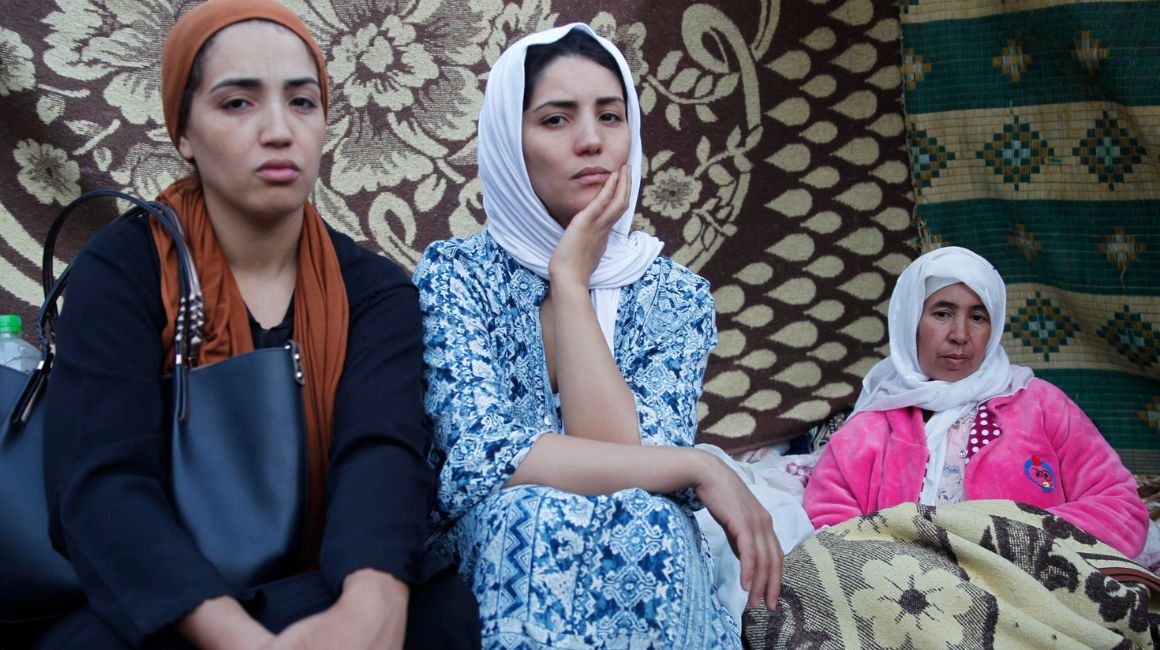 Fátima, su hermana y su madre Amina junto a la casa derruida en la que murieron su padre y hermana tras el terremoto de Marruecos, el 11 de septiembre de 2023.
