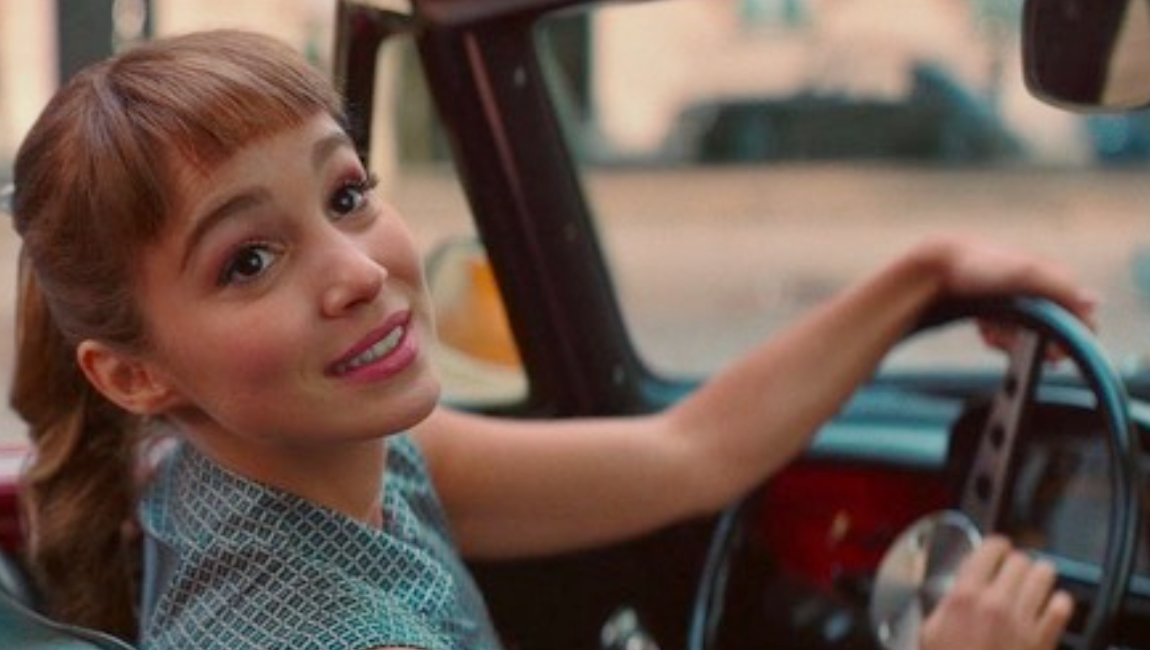 La actriz Alba Baptista, en un fotograma de la película 'Un sueño en París', estrenada en 2022.