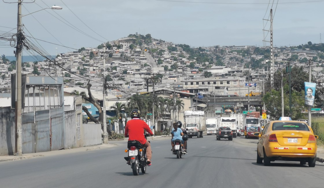 Vista de los cerros y del ingreso a Nueva Prosperina, el distrito más violento y plagado de bandas delictivas en el noroeste de Guayaquil.