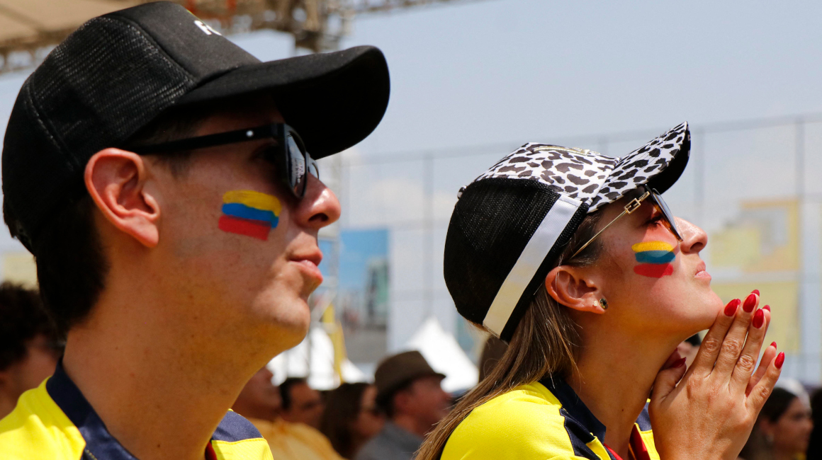 Aficionados de Ecuador reaccionan mientras ven la transmisión del partido del Mundial Qatar 2022 entre Ecuador y Senegal en Cumbayá, el 29 de noviembre de 2022.