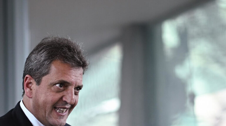 Gobierno argentino sube mínimo para pago de impuesto a la renta a un mes de elecciones