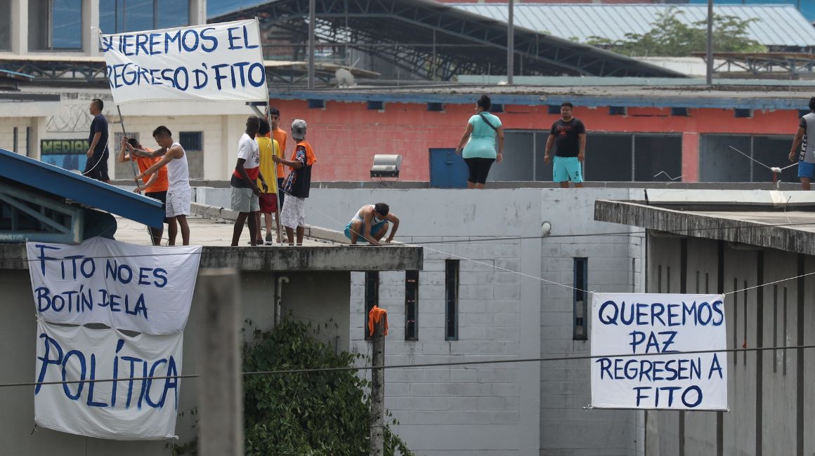 Internos protestan en los techos de la cárcel Regional de Guayaquil, para pedir el regreso de Fito, el 14 de agosto de 2023.