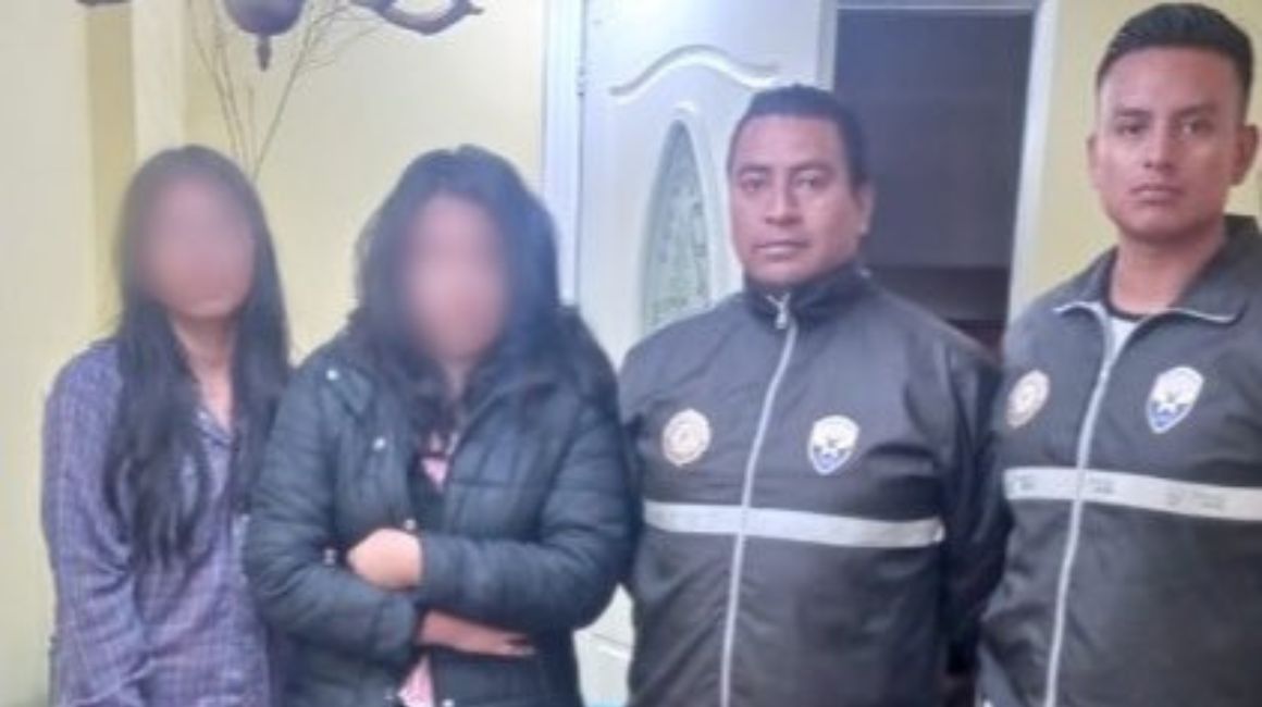 La Policía junto a una joven que estaba reportada como desaparecida en Quito, el 12 de septiembre de 2023.
