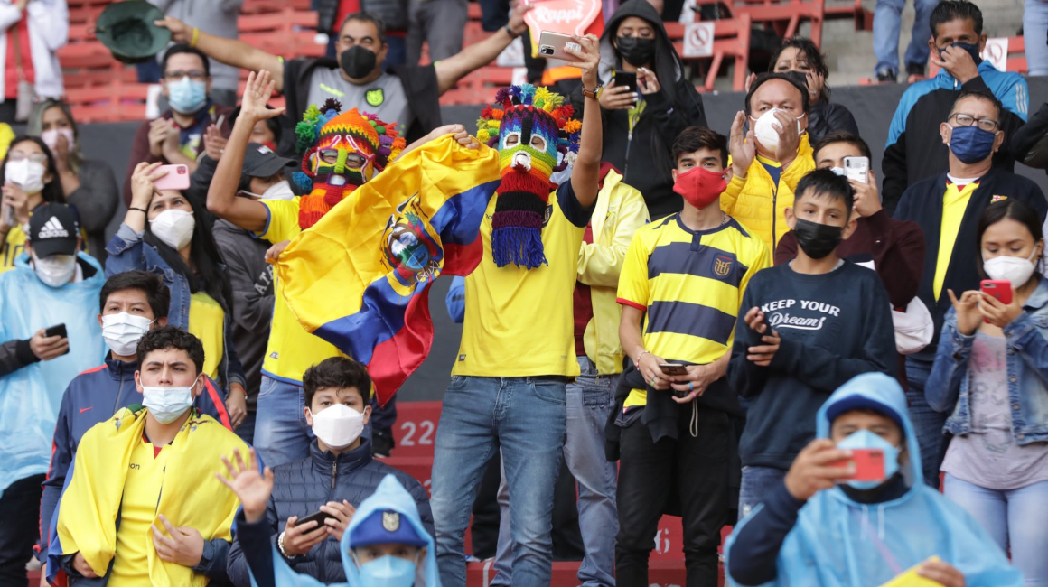 Hinchas de Ecuador alientan en el estadio Rodrigo Paz Delgado, durante un partido de la Selección.