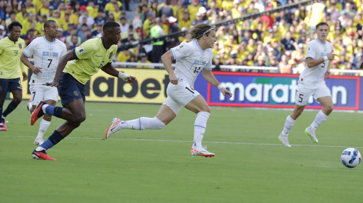 Willian Pacho y Agustín Canobbio disputan una pelota en el partido por la Fecha 2 de Eliminatoras entre Ecuador y Uruguay, el 12 de septiembre de 2023.