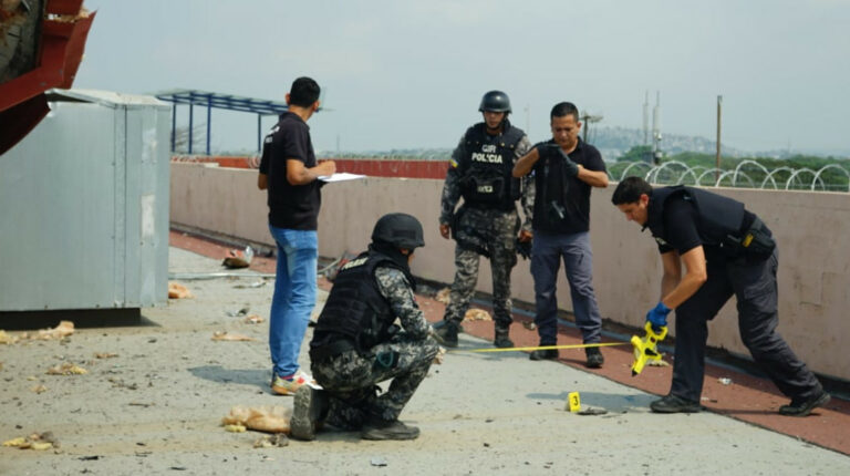 Explosivo destruyó parte del techo de la cárcel La Roca en Guayaquil